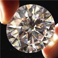 모아사나이트와 천연 다이아몬드를 구별하는 일반적인 방법