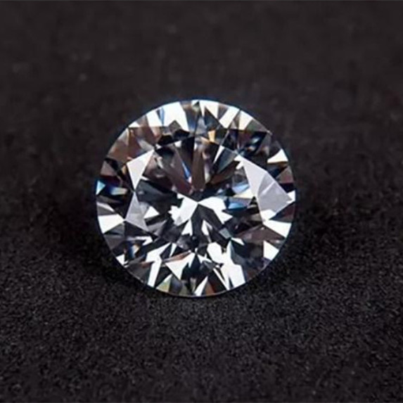 미국 신혼 부부의 25%가 약혼 반지로 랩 다이아몬드 구매를 선택합니다.